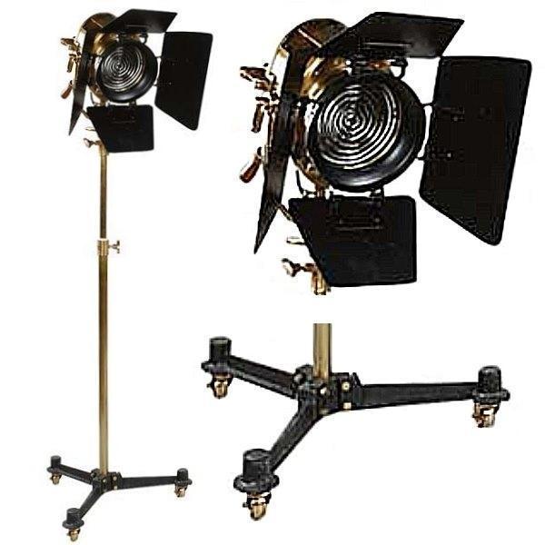 ProPassione Eichholtz Stativ Stehlampe, Filmscheinwerfer Spielberg, Messing antik/schwarz, Metallstativ mit 3 Lenkrollen
