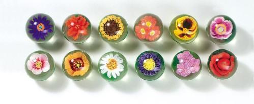 Flummy Sortiment (16 Stück) mit 3D Blumeneinschluß von goki