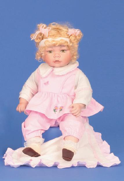 Puppe Mädchen rosa mit Decke sitzend