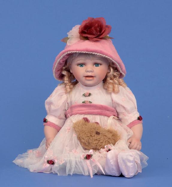 Puppe Mädchen sitzend mit schönem Kleid