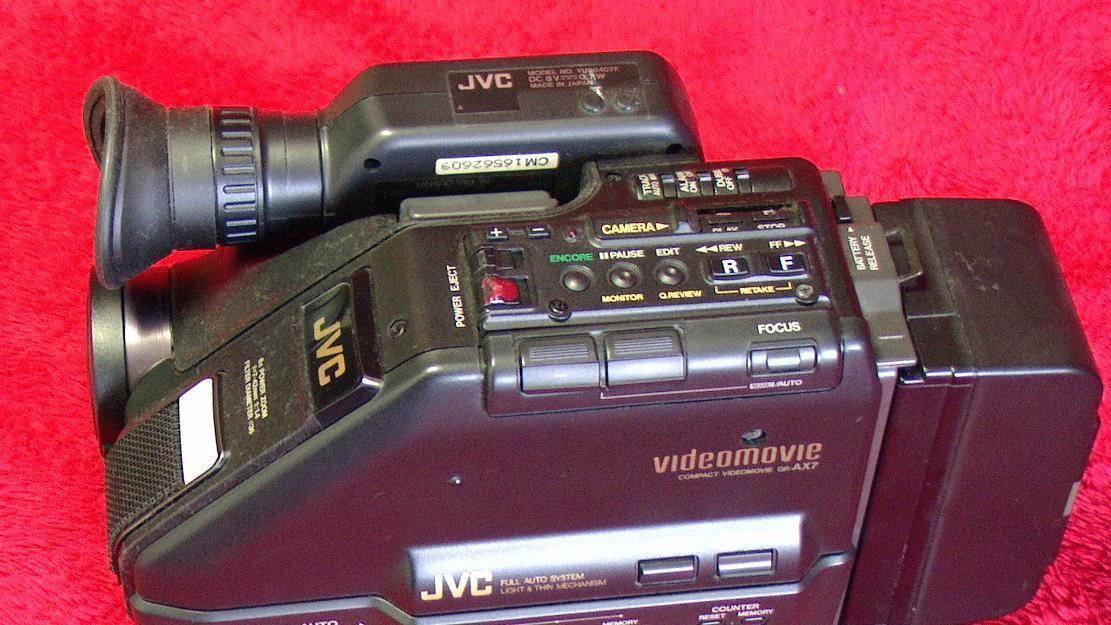 Camera Recorder Player von JVC GR AX7 VHS C  HQ High Quality schwarz mit Zusatzteilen.