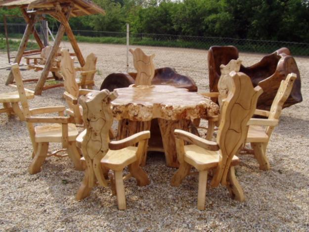 Holzmöbel, Gartenmöbel, rustikale Tische, Stühle, Bänke